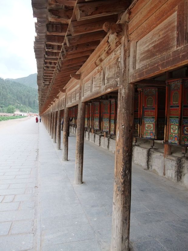 拉卜楞寺的转经筒长廊