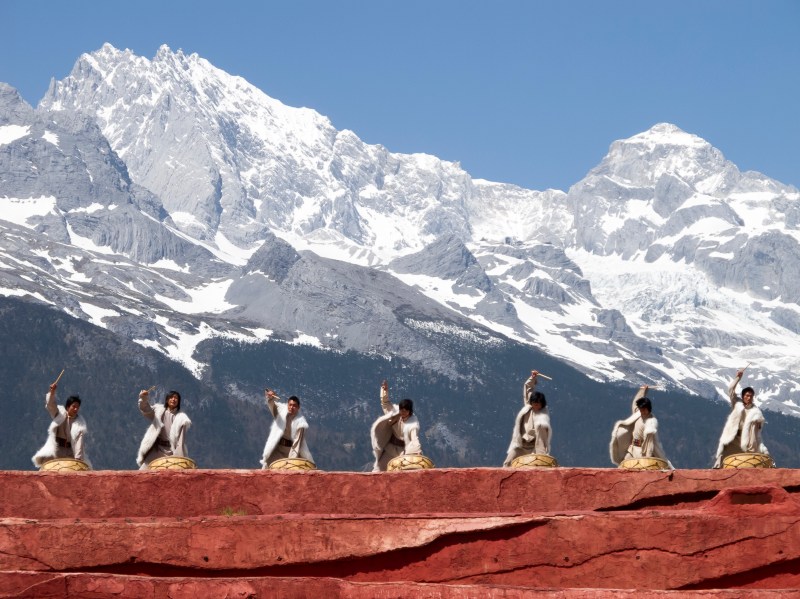 Lijiang_Yunnan_China-Naxi-people-with-drums-01